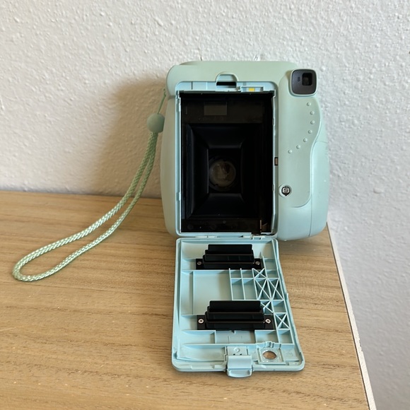 Fujifilm INSTAX Mini 8 Instant Camera (Blue) (Discontinued by Manufacturer) - Picture 3 of 4